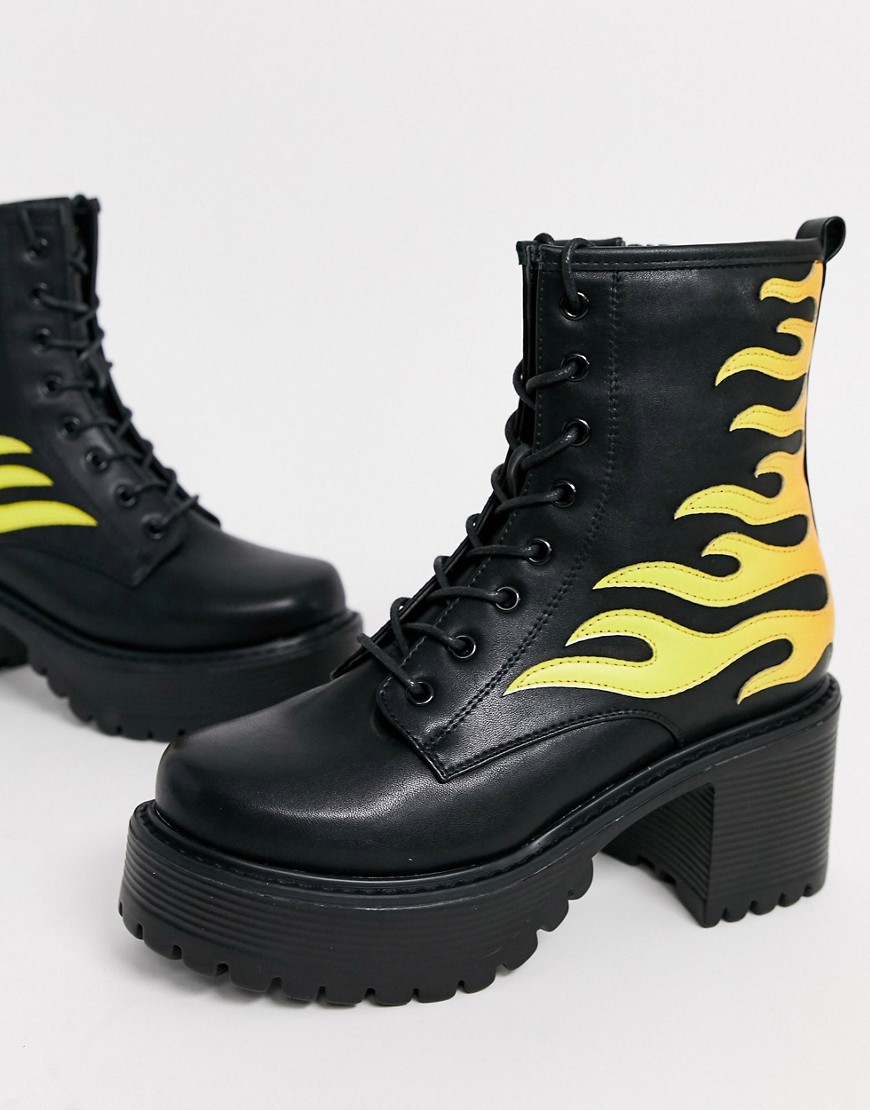 Koi Footwear - Veganistische enkellaarzen met vlammenprint in zwart