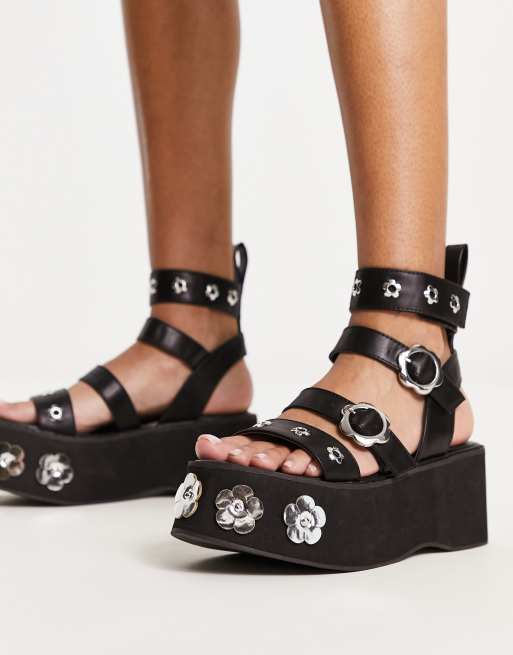 KOI - Fuzzy Logic - Sorte flatform-sandaler med blomsterdetaljer  