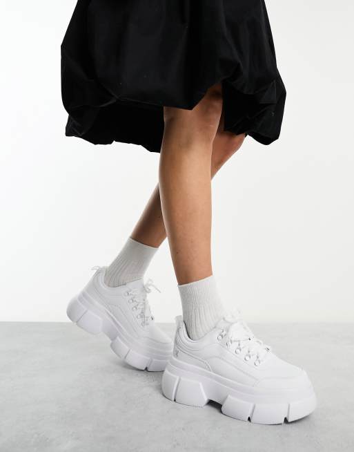 KOI - Gannika Charm - Hvide flatform-sneakers  