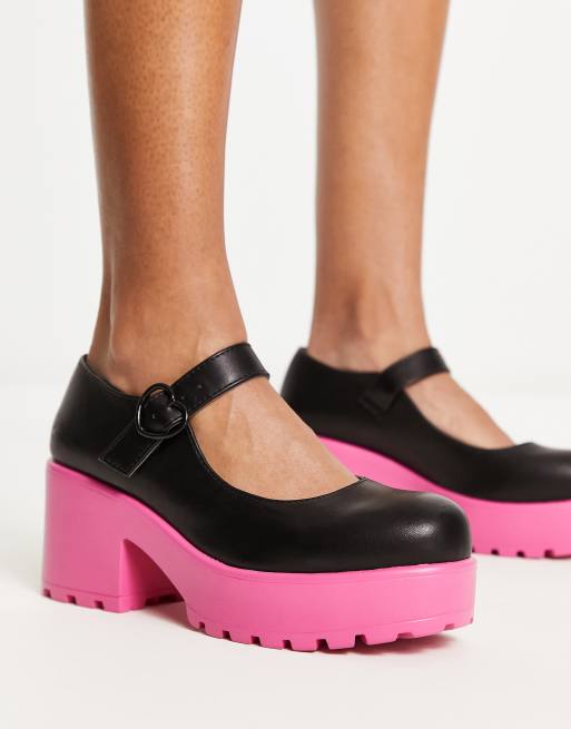 KOI – Tira Sticky Secrets – Svarta mary jane-skor med rosa sula  