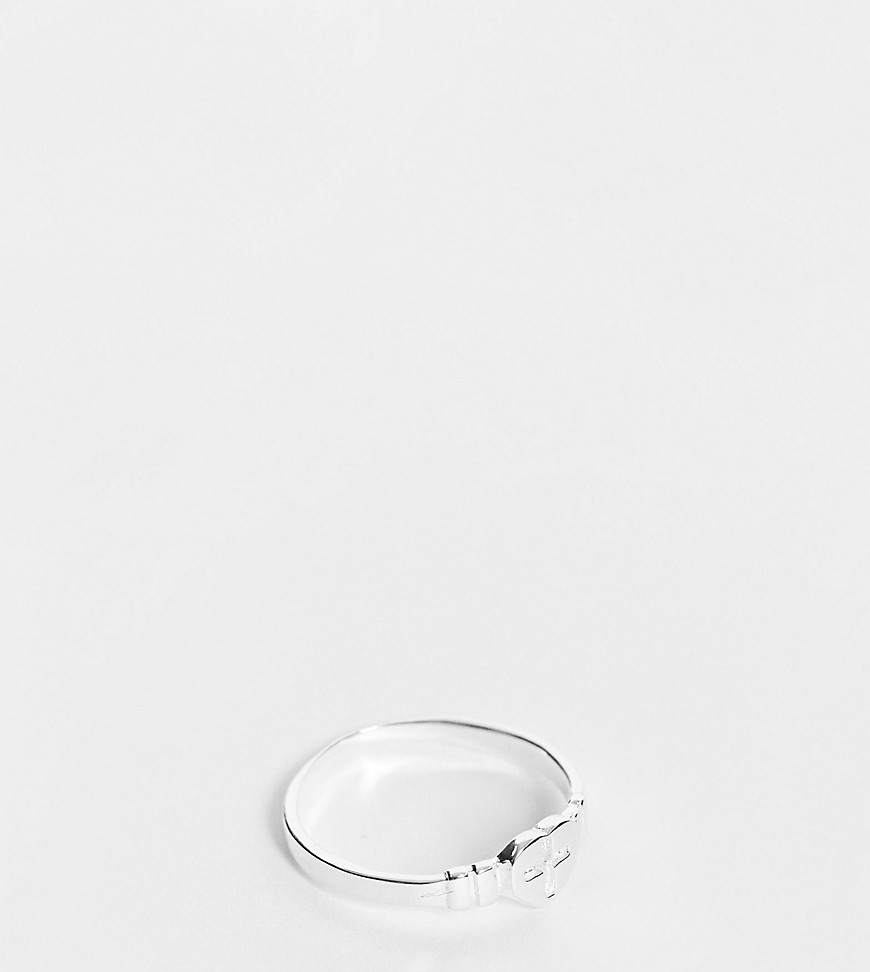 фото Кольцо из стерлингового серебра с маленьким сердечком с гравировкой креста asos design-серебристый