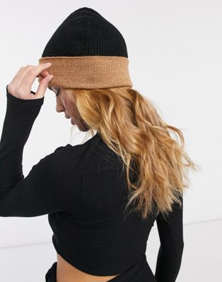 фото Комбинированная черно-бежевая шапка-бини в стиле колор-блок asos design-мульти