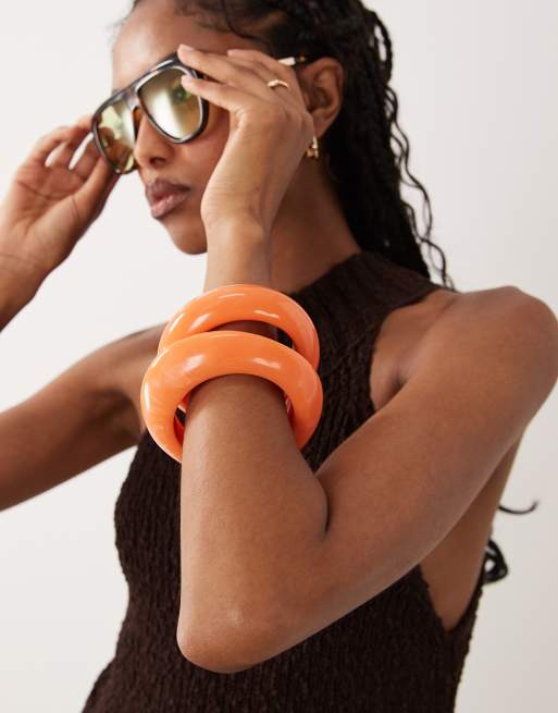 Koralfarvede armbånd i resin i pakke med 2 stks, 2 af 4