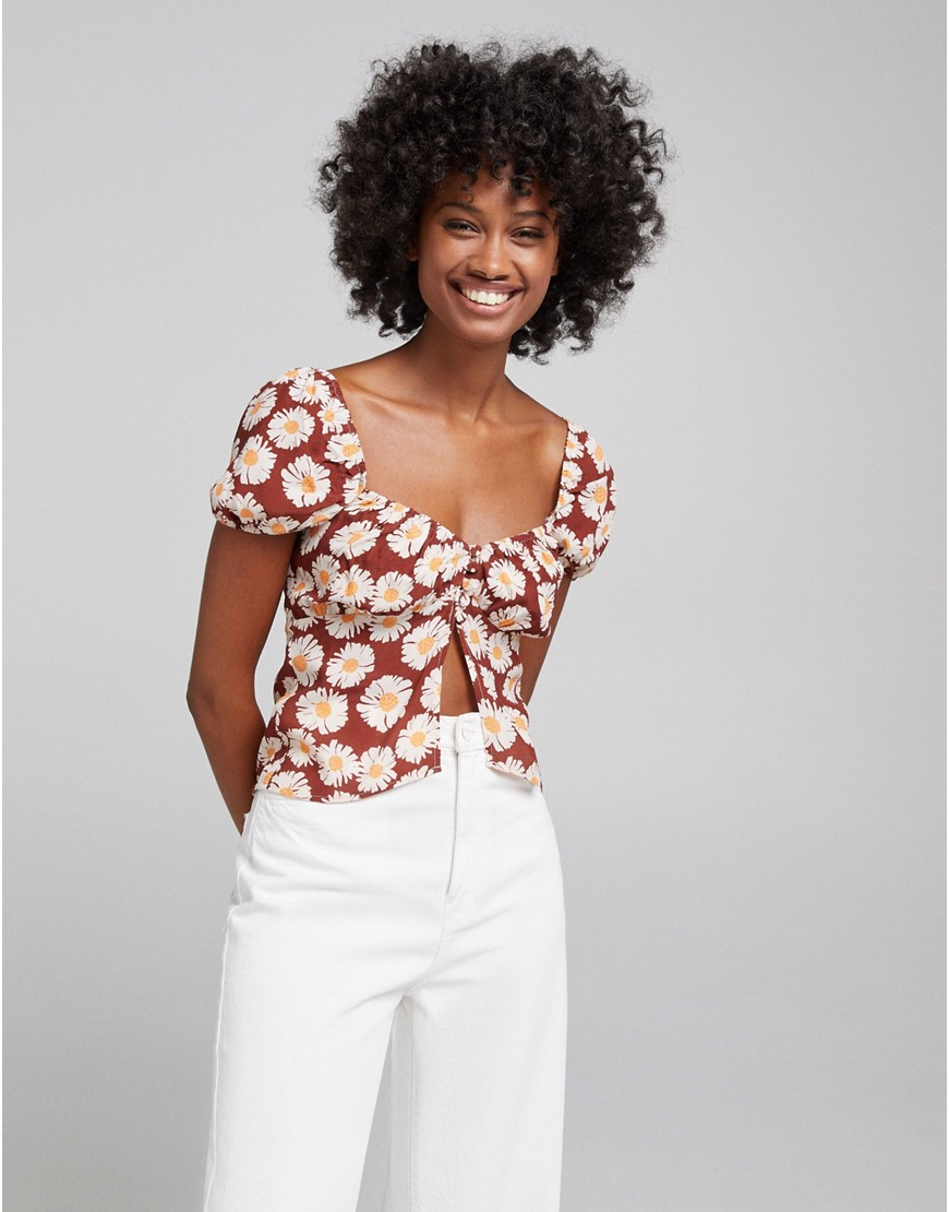фото Коричневая блузка на пуговицах с вырезом-сердечком и цветочным принтом bershka-коричневый цвет
