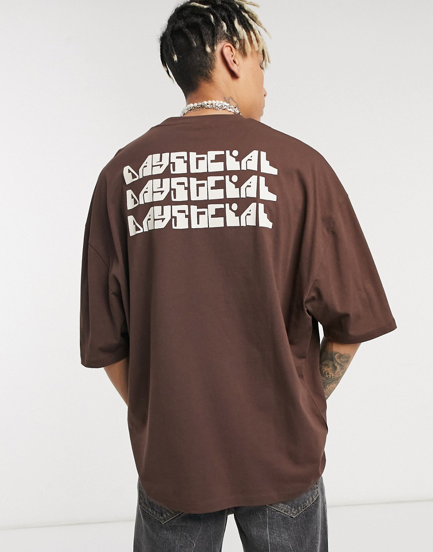 фото Коричневая oversized-футболка с повторяющимся логотипом на спине asos daysocial-коричневый цвет asos day social