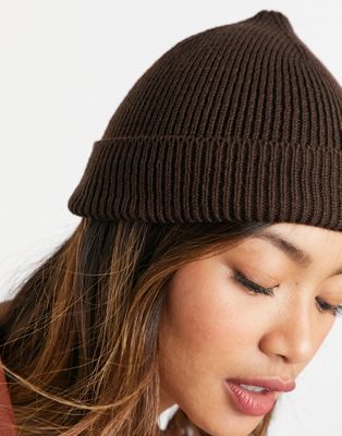 фото Коричневая шапка-бини в рубчик в рыбацком стиле asos design-коричневый цвет