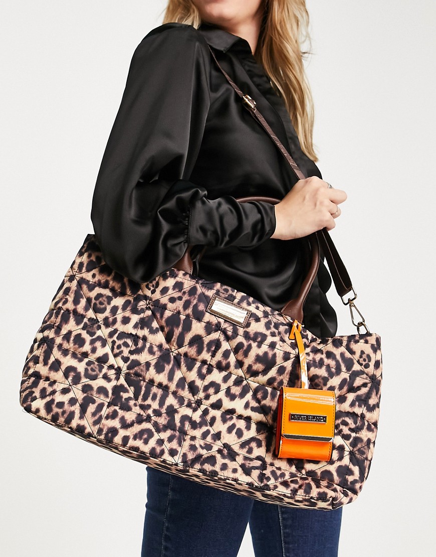 фото Коричневая стеганая сумка из нейлона с леопардовым принтом river island-коричневый цвет