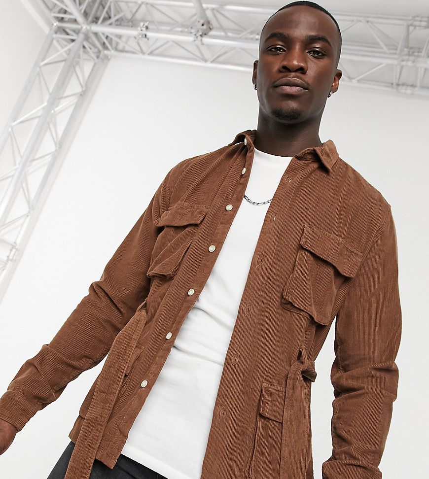 фото Коричневая вельветовая рубашка навыпуск с поясом и карманами asos design tall-коричневый цвет