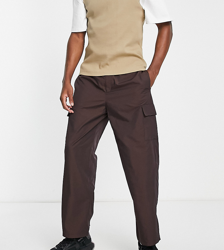 фото Коричневые брюки с карманами карго collusion-коричневый цвет