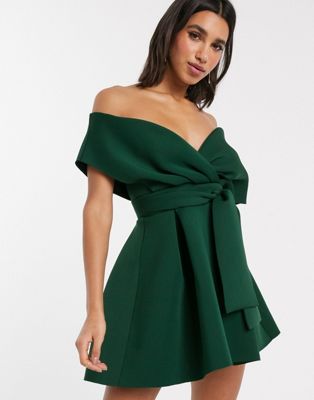 Зеленое платье с открытыми плечами