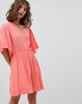 фото Короткое приталенное платье с рукавами клеш suncoo-розовый