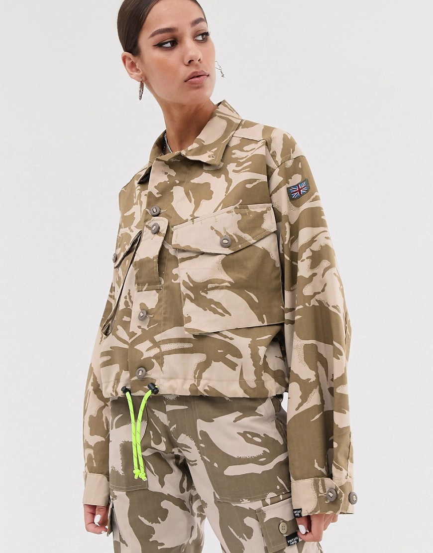 Kort jakke i camouflage med neonbånd fra Vintage Supply-Multifarvet