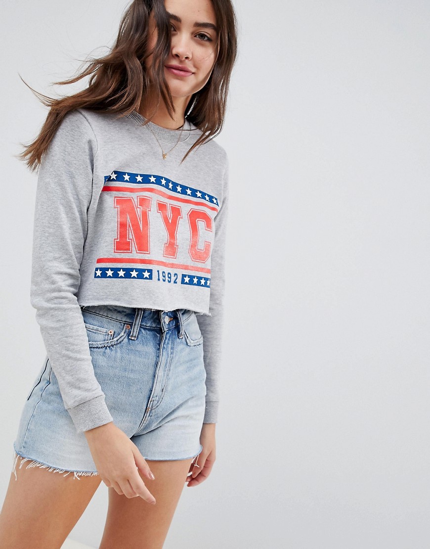 Kort sweatshirt med rå kant og NYC-print fra ASOS DESIGN-Grå