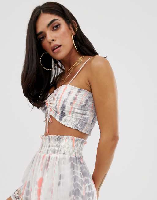 Hvid batikfarvet strandsæt med kort cami-top & shorts fra River Island, 2 af 3