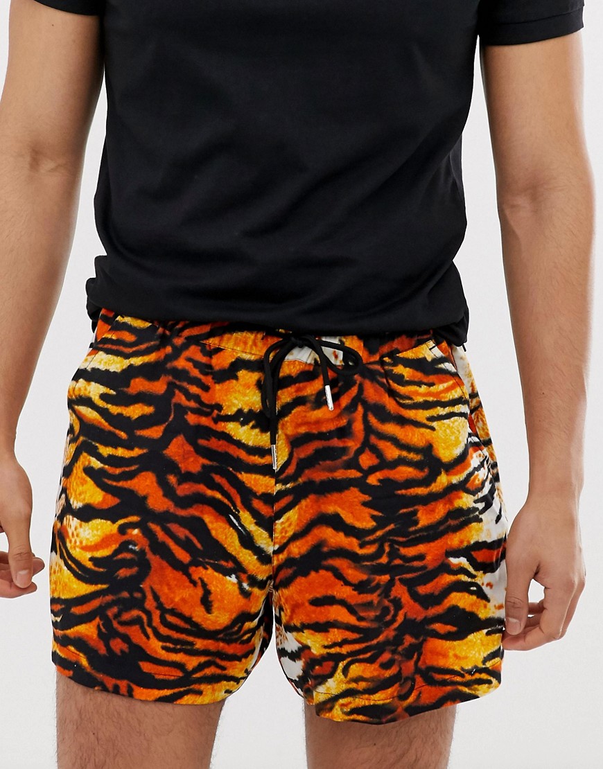 Korte shorts i smal pasform med tigerprint fra ASOS DESIGN-Orange