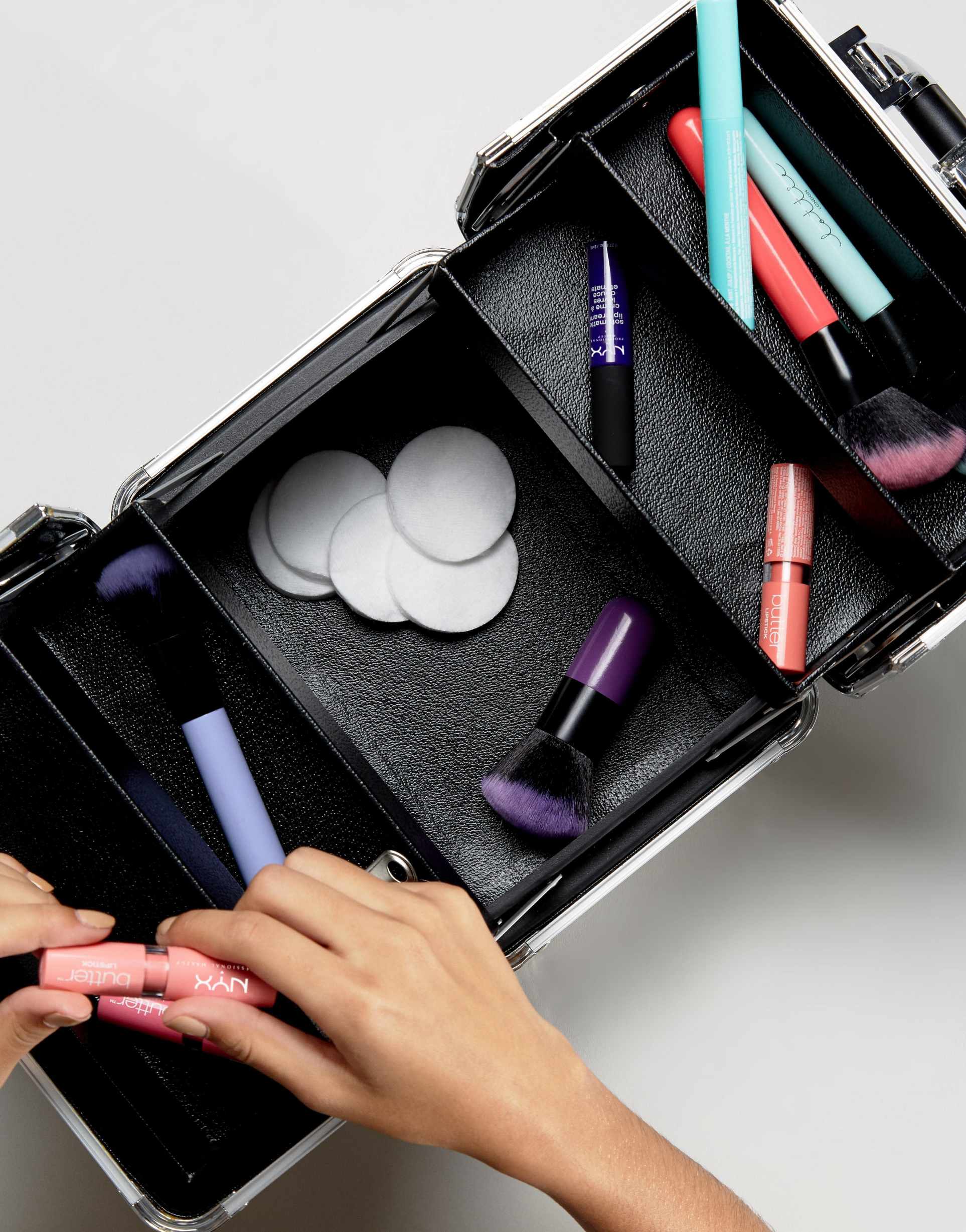 Makeup отзывы. Косметичка NYX professional Makeup. NYX professional Makeup Beginner Makeup artist Train Case. NYX Бьюти кейс. Чемодан NYX визажиста.