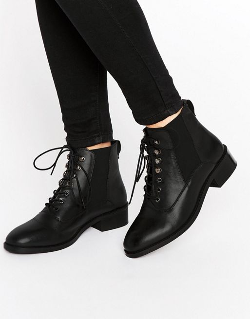 Черные женские ботинки на шнуровке