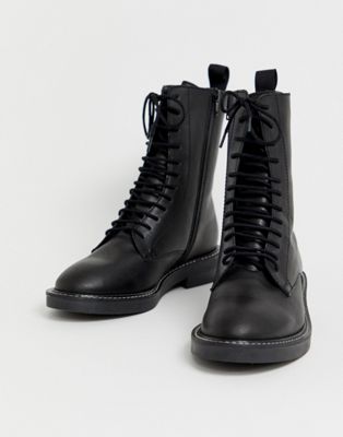 Черные ботинки на шнурках