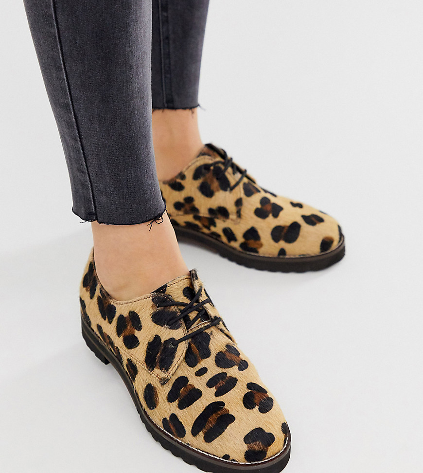фото Кожаные туфли на плоской подошве для широкой стопы с леопардовым принтом asos design virtual-мульти