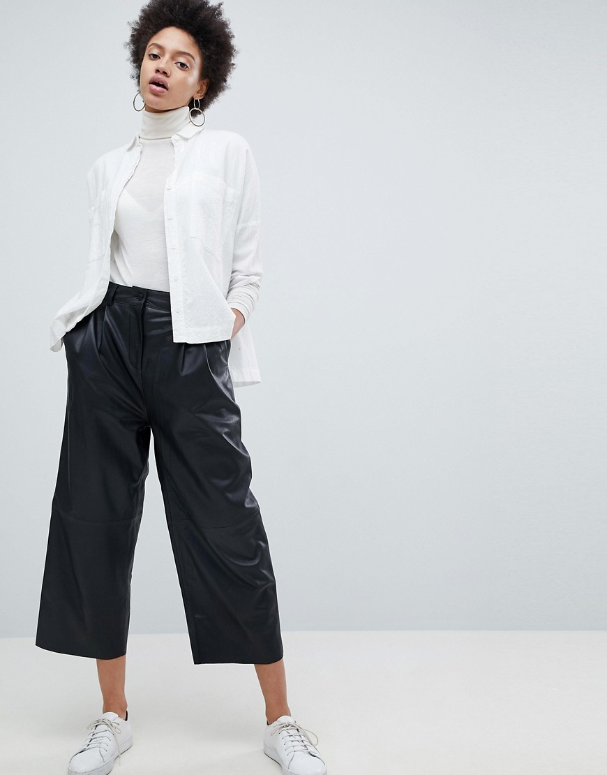 фото Кожаные укороченные брюки с широкими штанинами selected femme-черный