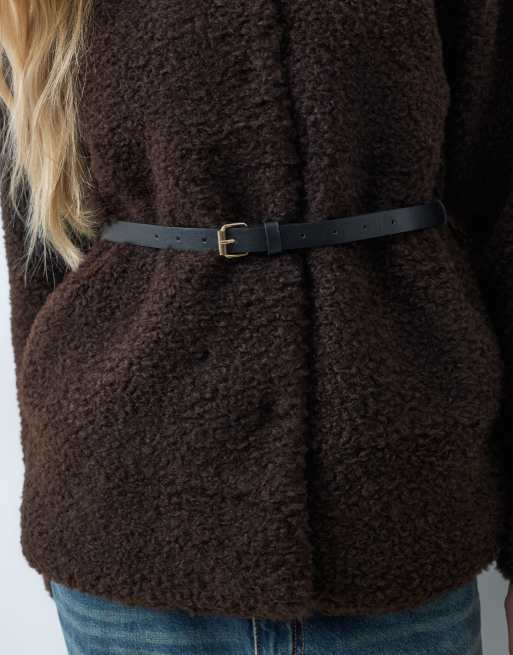 Kragenlose blazerartige Jacke aus Borg mit Gürtel in schokobraun, 3 von 5