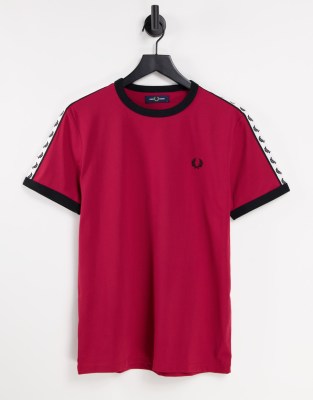 фото Красная футболка с фирменной лентой fred perry-красный