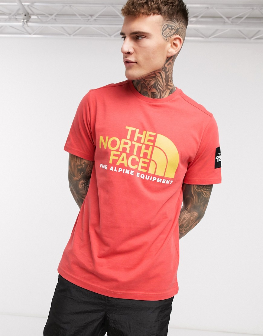 фото Красная футболка с принтом the north face-красный