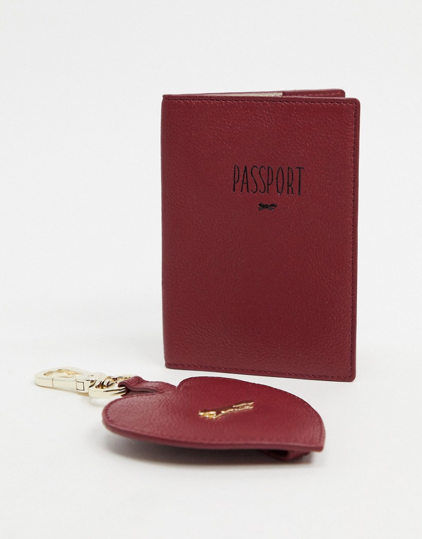 фото Красная кожаная обложка для паспорта и брелок в форме сердца paul costelloe-красный