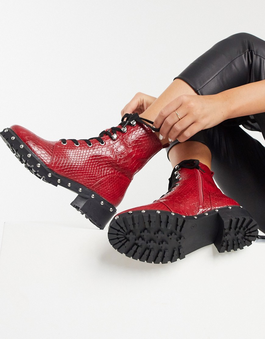 фото Красные ботинки на шнуровке с заклепками и отделкой под крокодила asos design abigail-красный