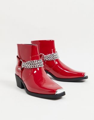 фото Красные лакированные ботинки челси в стиле вестерн на кубинском каблуке с серебристой цепочкой asos design-красный