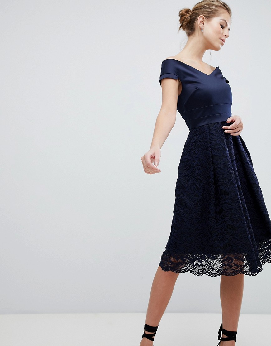фото Кружевное короткое приталенное платье с открытыми плечами vesper-темно-синий
