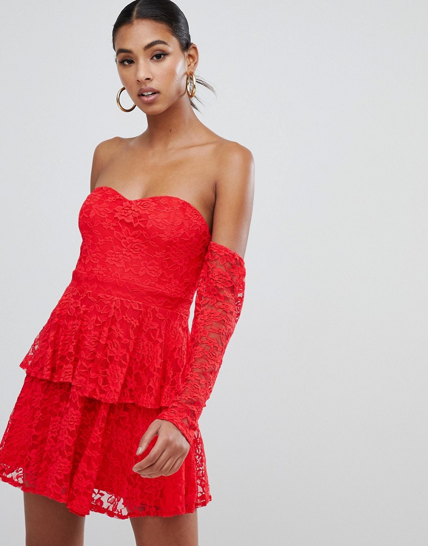 фото Кружевное платье с оборками и широким вырезом in the style-красный