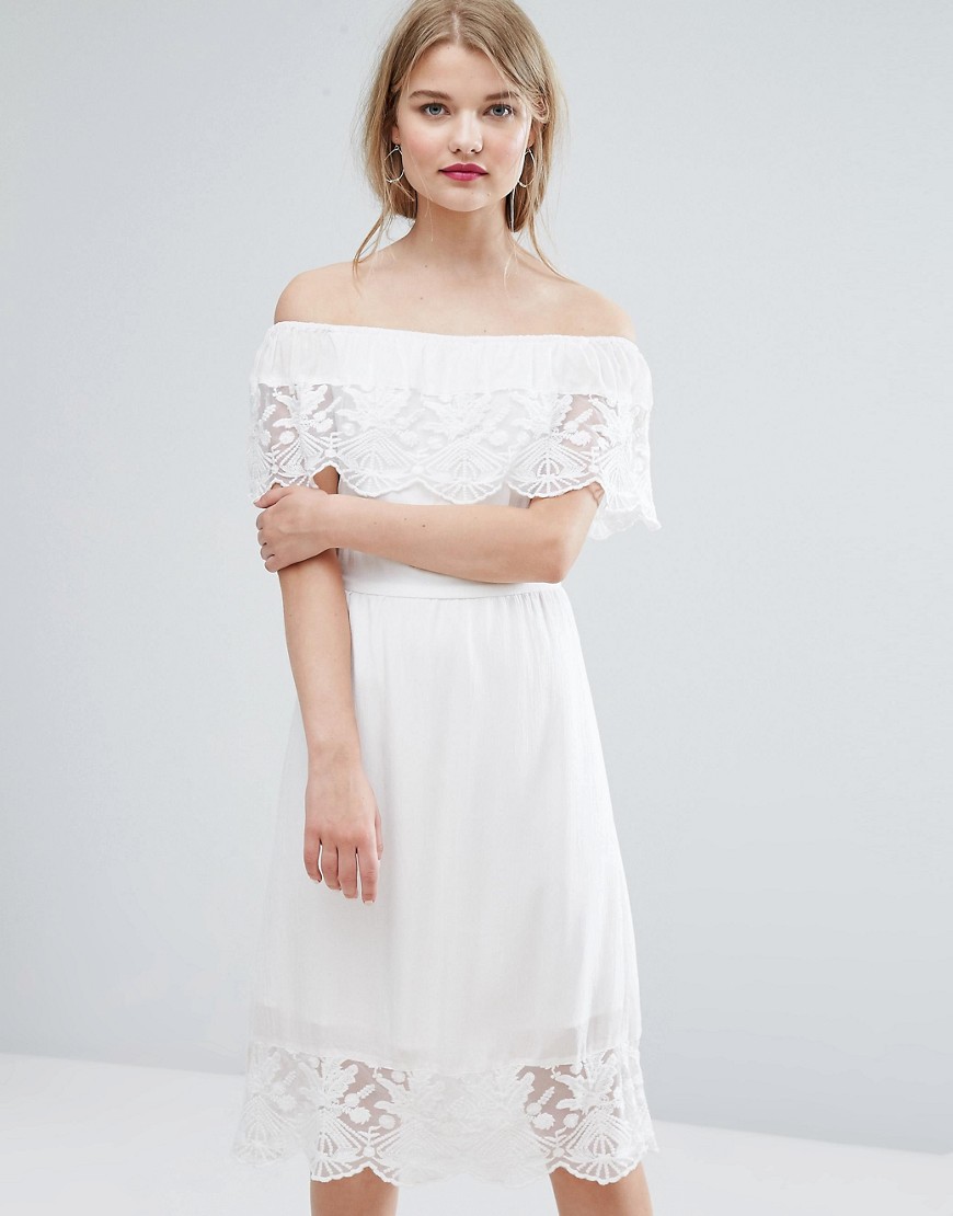 фото Кружевное платье с открытыми плечами vila-белый