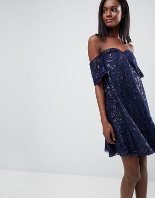 фото Кружевное цельнокройное платье с открытыми плечами chi chi london-темно-синий