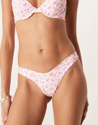 Kulani Kinis - Flamingo Flora - Knappe Bikinihose in Hellrosa mit Y-Schnitt