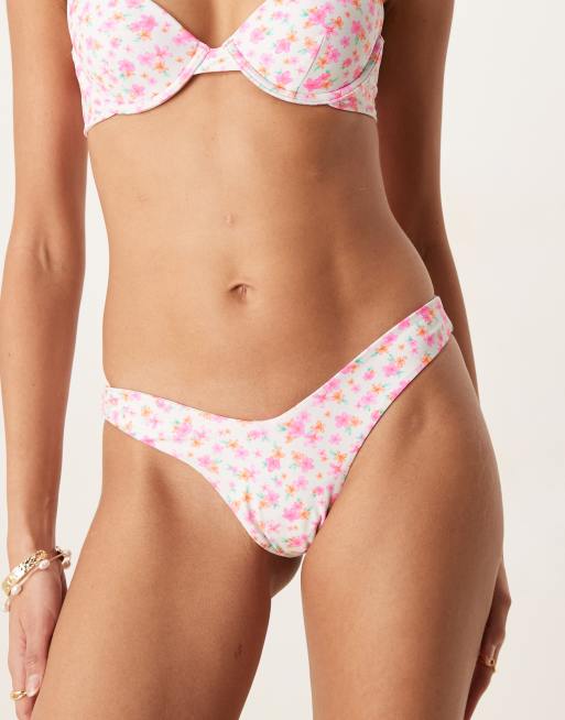 Kulani Kinis - Flamingo Flora - Y-vormig hoogopgesneden bikinibroekje in lichtroze