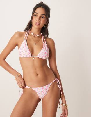 Kulani Kinis - Flamingo - Geblümte Bikinihose im Tangastil in Hellrosa mit seitlichem Bindedetail