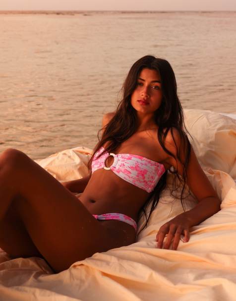 Kulani Kinis – Island Blush – Rosa bikiniöverdel i bandeaumodell - view 1
