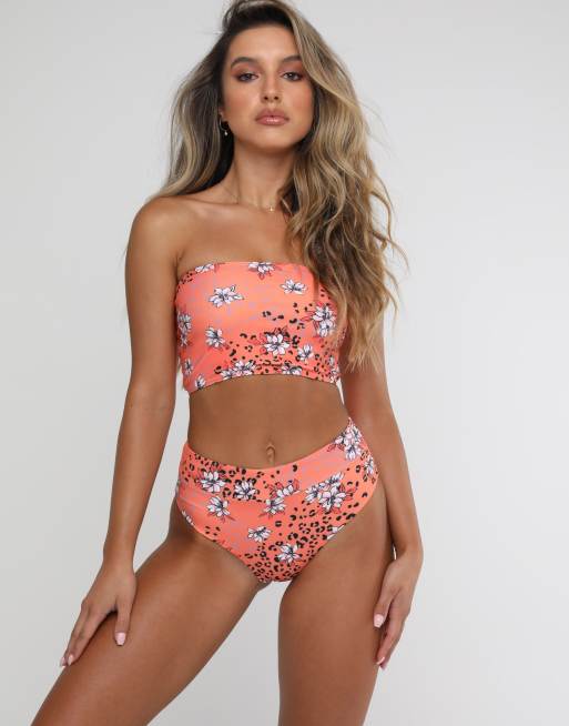 Kulani Kinis – Wysoko wycięty czerwony dół od bikini z podwyższoną talią i wzorem w kwiaty i zwierzęcy wzór