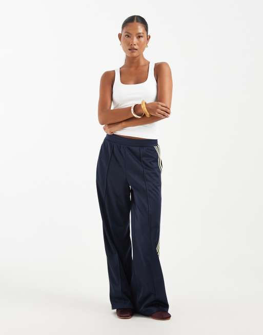 Kun Petite bukser med brede ben i satin med sidestreg i navy, 2 af 5
