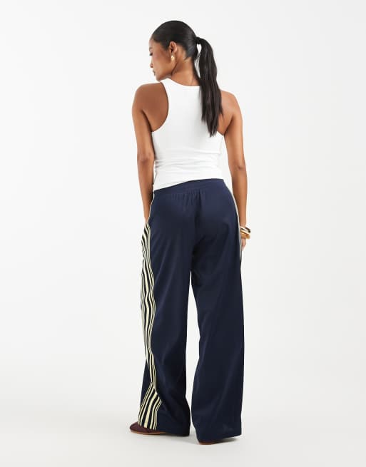 Kun Petite bukser med brede ben i satin med sidestreg i navy, 3 af 5