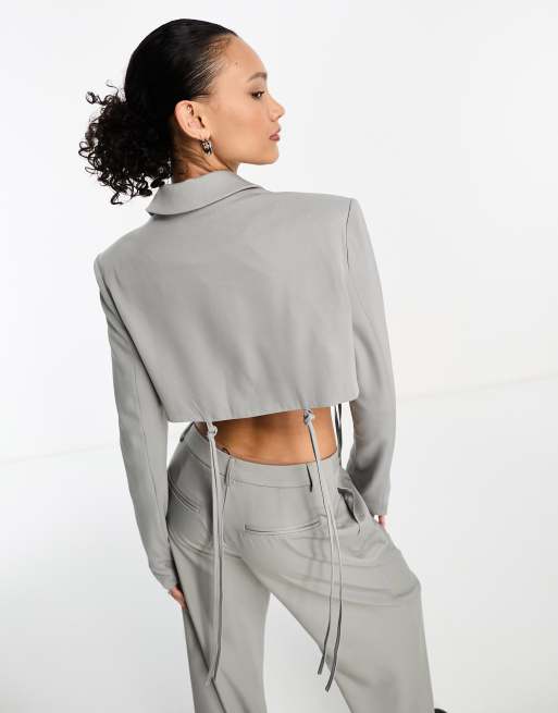 KYO The Brand - Skræddersyet, cropped blazer med bindedetalje i grå - Del af sæt, 2 af 4