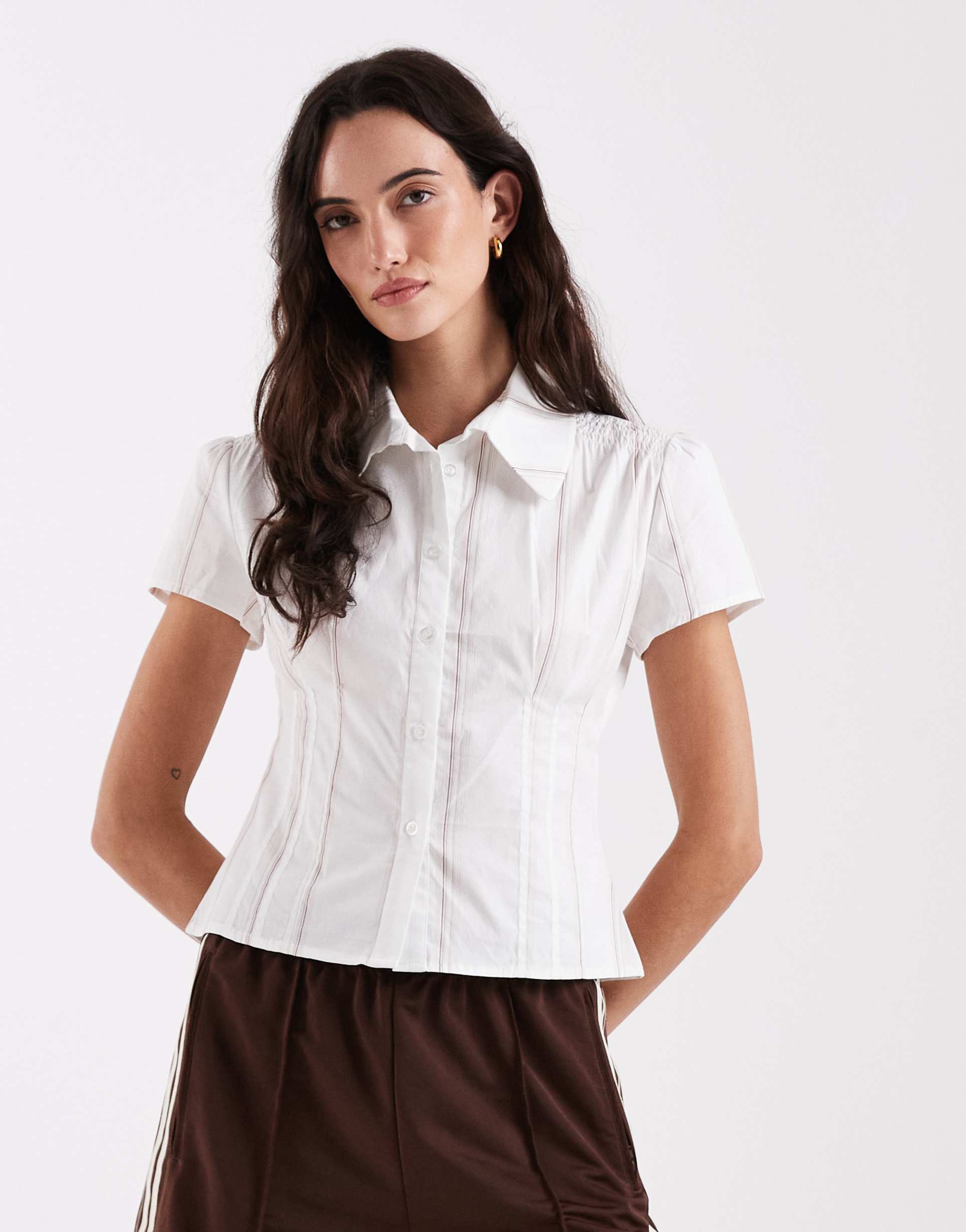 laagam arlie fitted short sleeve shirt in white stripes