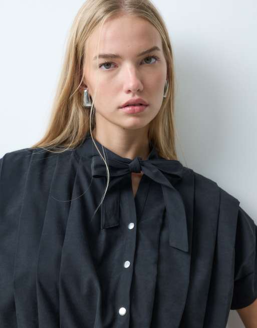 Laagam kora pleated short sleeve blouse in black, 3 of 4