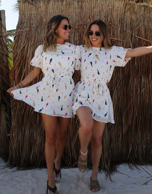 Labelrail x Collyer Twins – Biała sukienka mini z bufkami i plecionym wiązaniem w talii z nadrukiem w koniki morskie