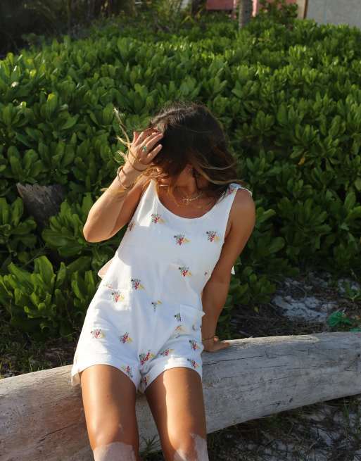 Labelrail x Collyer Twins - Broderet playsuit med bindestropper i hvidt krølstof