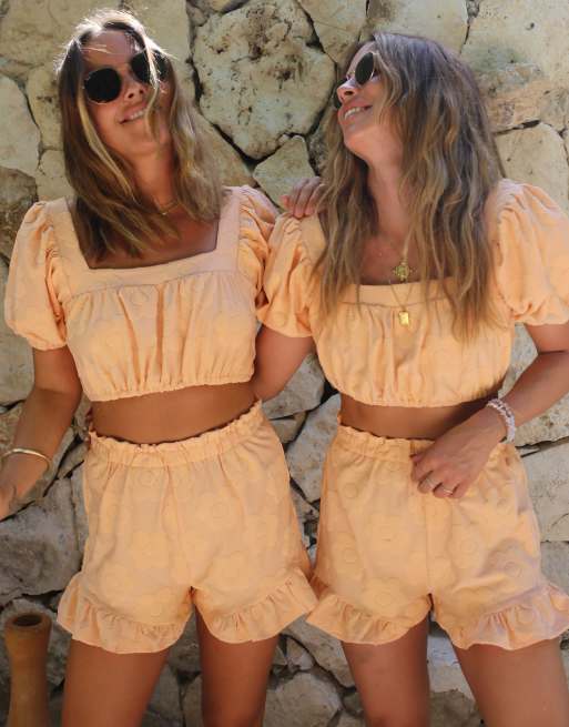 Labelrail x Collyer Twins - Crop top con maniche a sbuffo in spugna color pesca slavato a fiori in coordinato