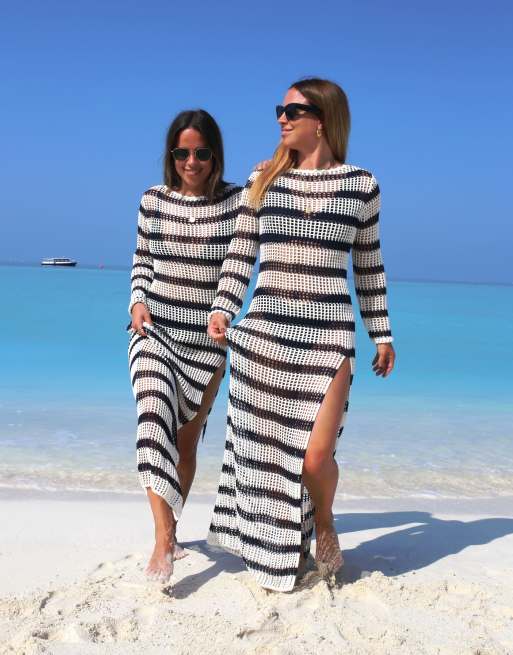 Labelrail x Collyer Twins – Gestreiftes Strickkleid in Weiß und Marineblau mit geradem Schnitt
