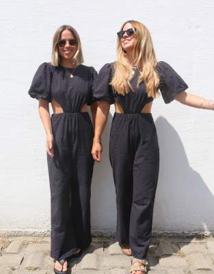 Labelrail x Collyer Twins - Jumpsuit in Schwarz mit Lochstickerei, Puffärmeln und Zierausschnitt