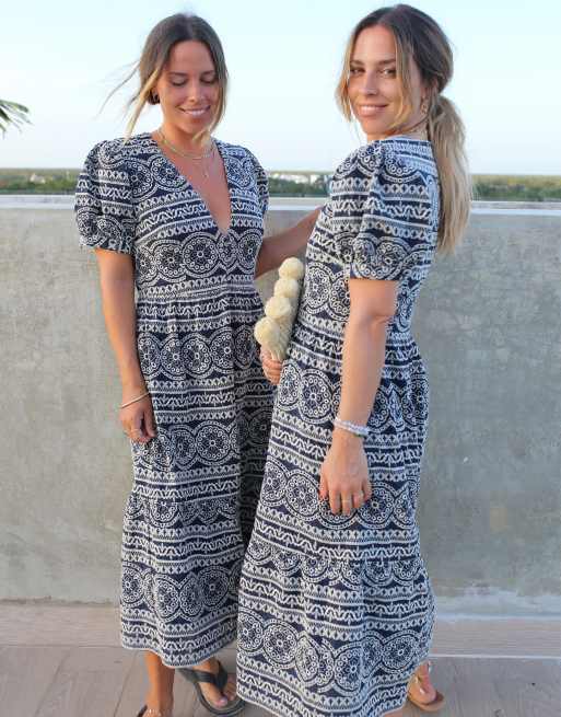 Labelrail x Collyer Twins - Midaxi jurk met knopen aan de voorkant en broderie in marineblauw
